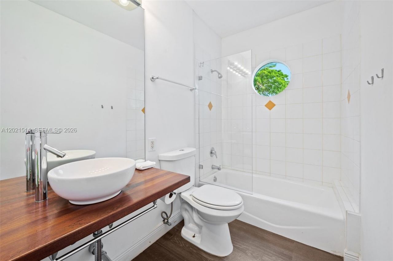 2501 Pine Tree Dr , Miami Beach, FL 33140 Photo