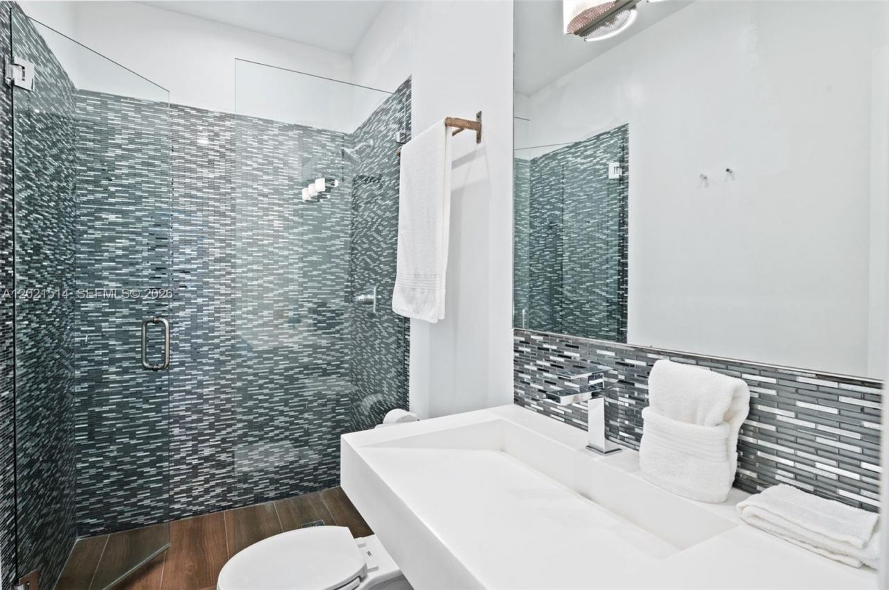 2501 Pine Tree Dr , Miami Beach, FL 33140 Photo