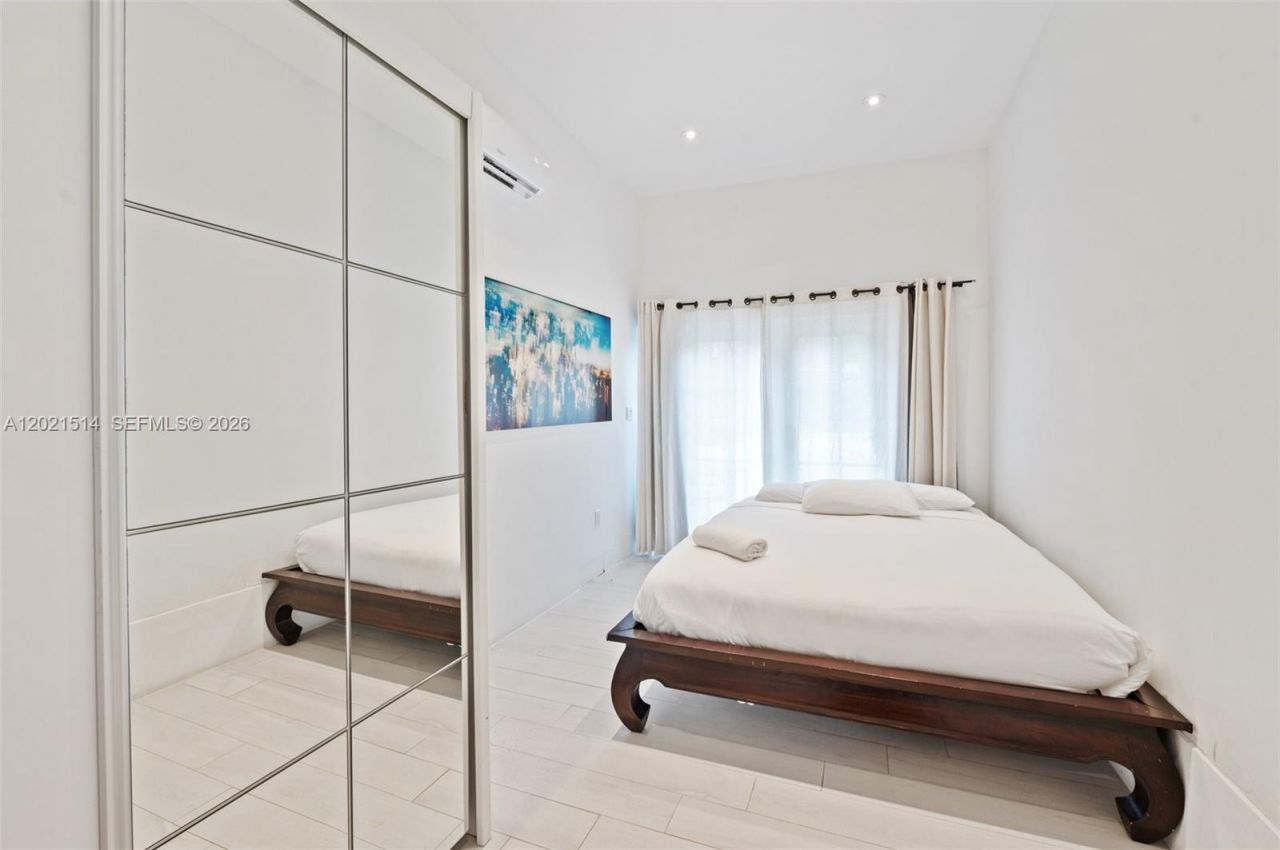 2501 Pine Tree Dr , Miami Beach, FL 33140 Photo