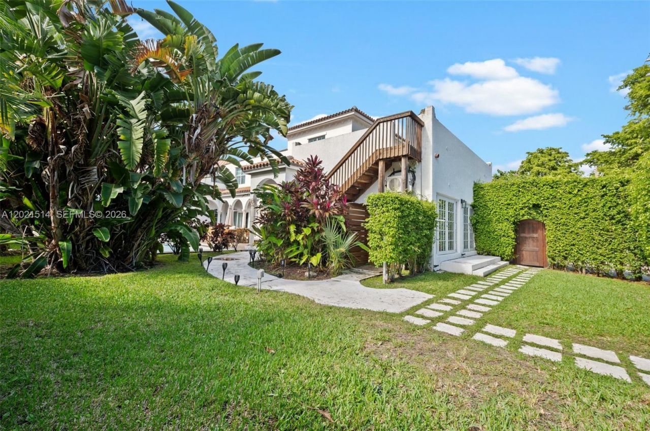 2501 Pine Tree Dr , Miami Beach, FL 33140 Photo