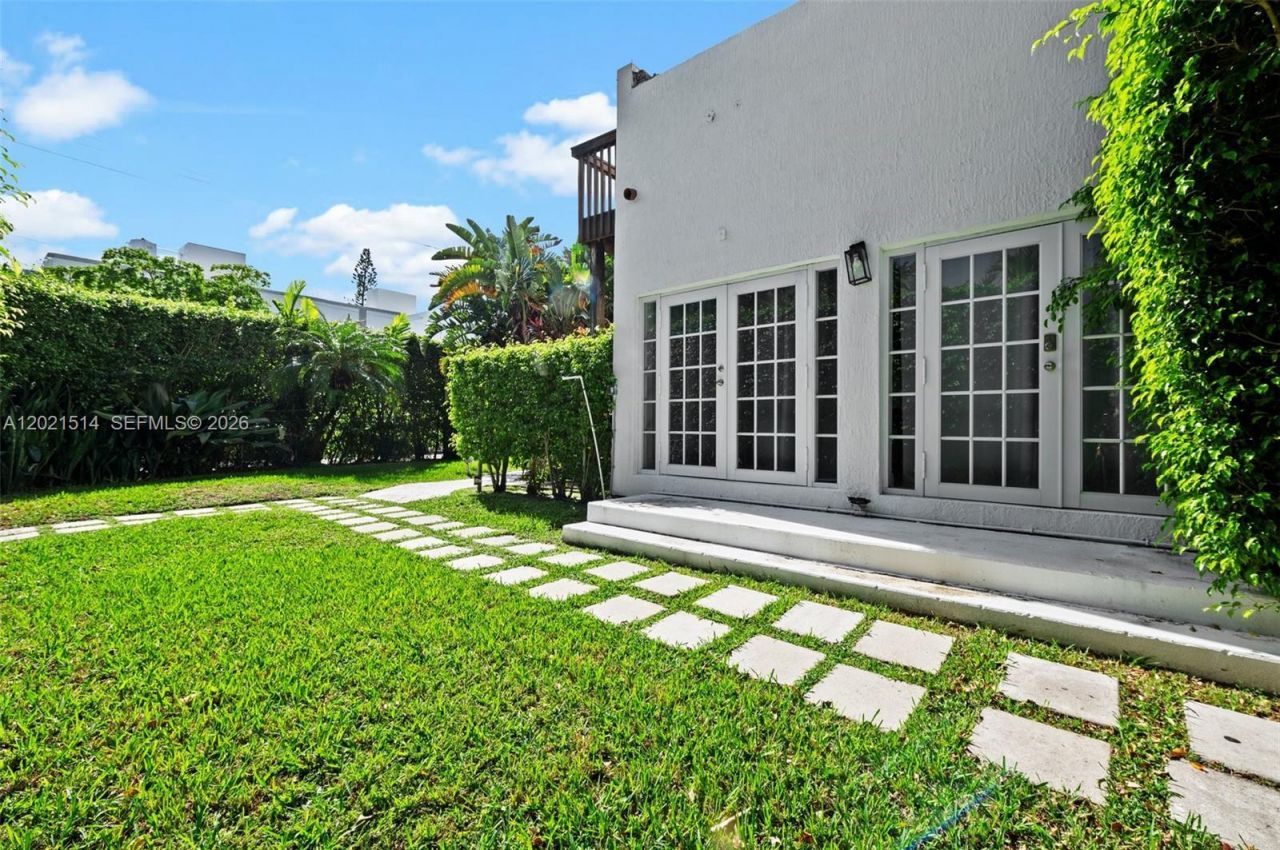2501 Pine Tree Dr , Miami Beach, FL 33140 Photo