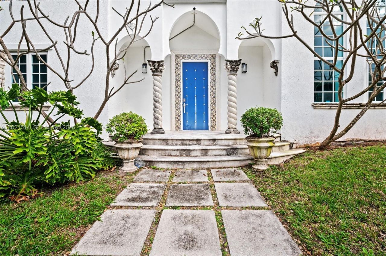 2501 Pine Tree Dr , Miami Beach, FL 33140 Photo