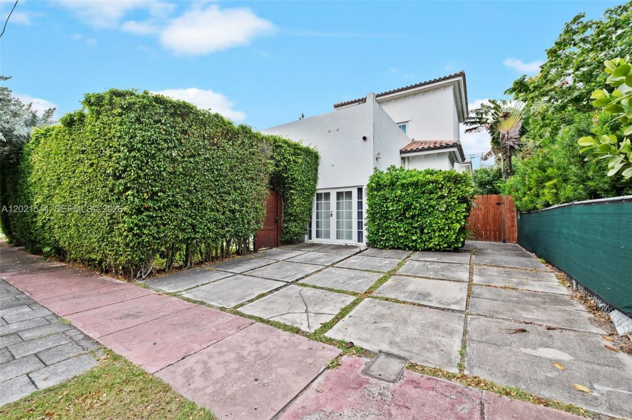 2501 Pine Tree Dr , Miami Beach, FL 33140 Photo