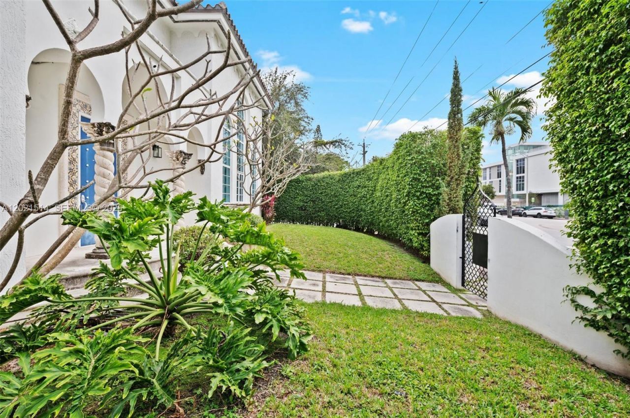 2501 Pine Tree Dr , Miami Beach, FL 33140 Photo