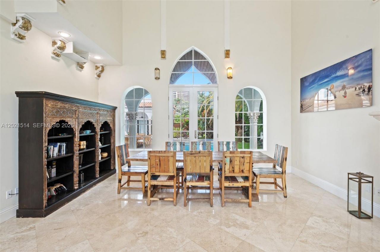 2501 Pine Tree Dr , Miami Beach, FL 33140 Photo