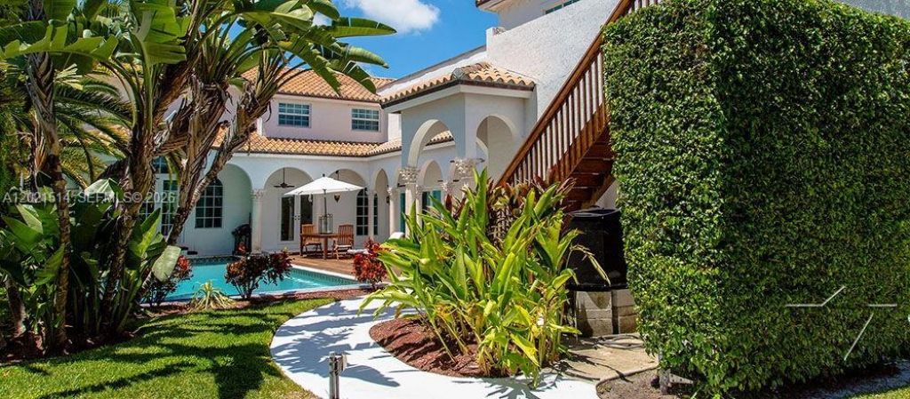 2501 Pine Tree Dr , Miami Beach, FL 33140 Photo