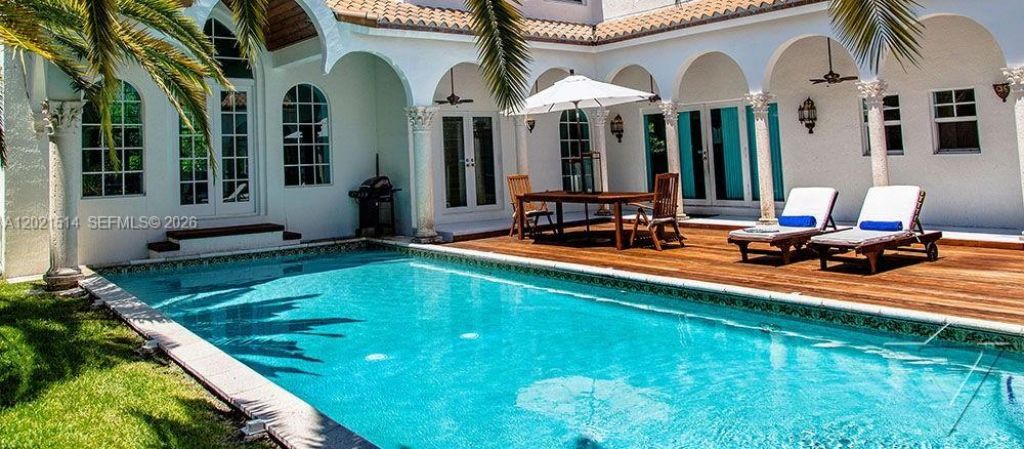 2501 Pine Tree Dr , Miami Beach, FL 33140 Photo