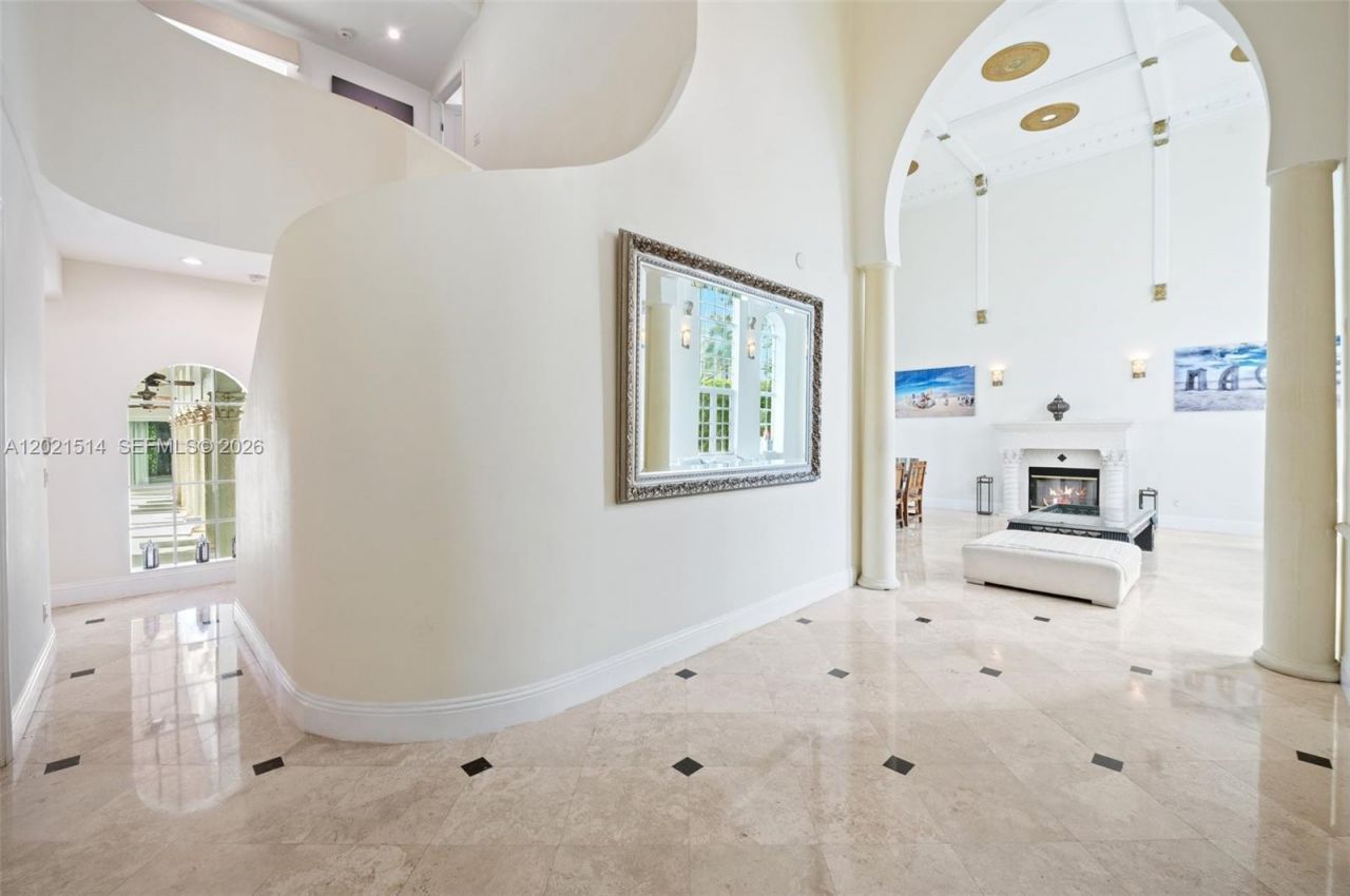 2501 Pine Tree Dr , Miami Beach, FL 33140 Photo