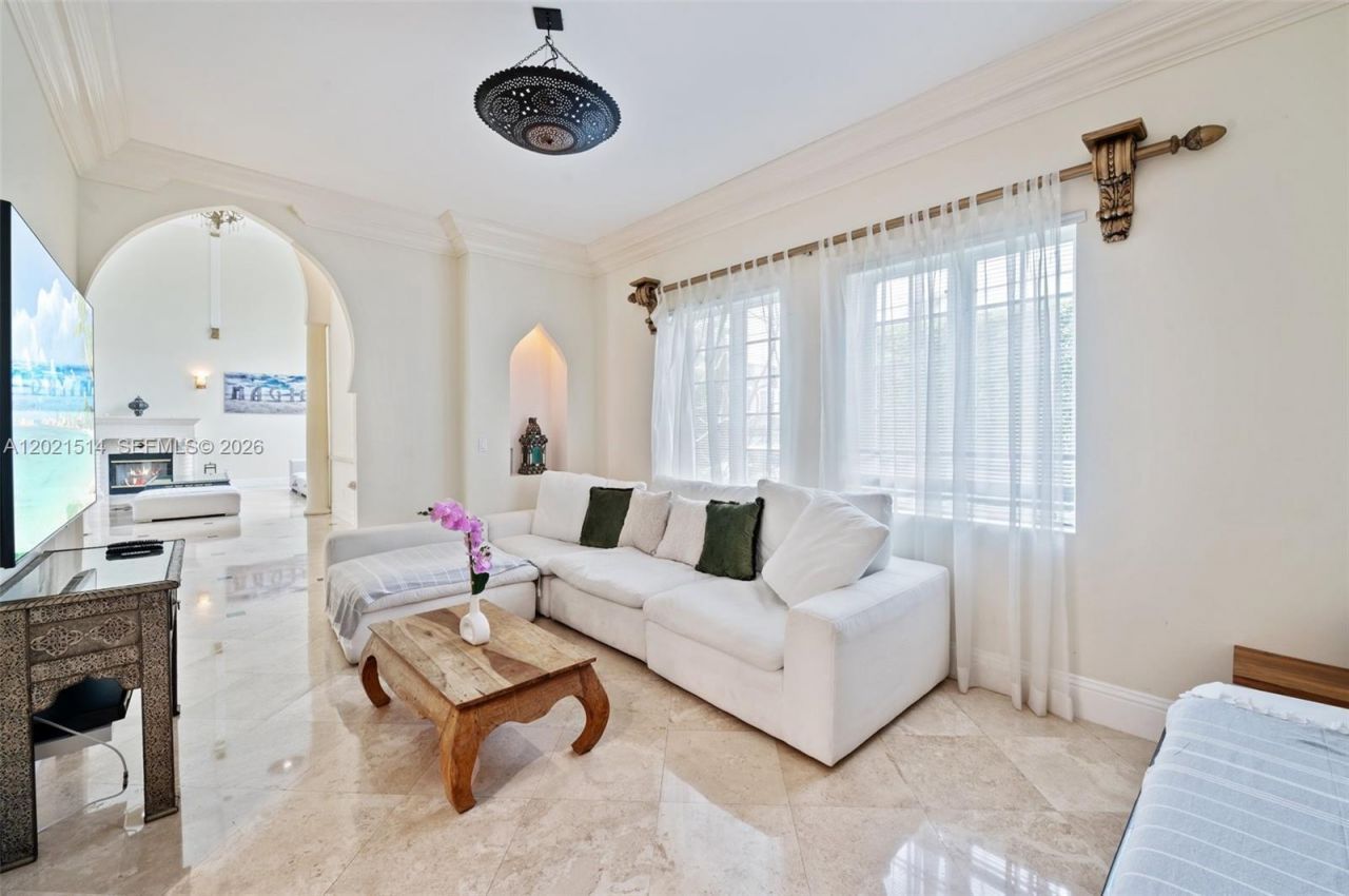 2501 Pine Tree Dr , Miami Beach, FL 33140 Photo