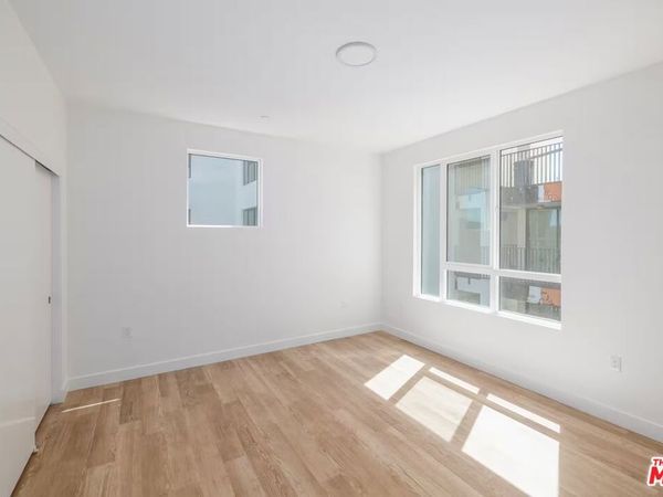 23036 Ventura Blvd, Los Angeles, CA 91364