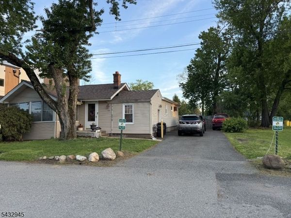 15 Volker Ln, Livingston, NJ 07039