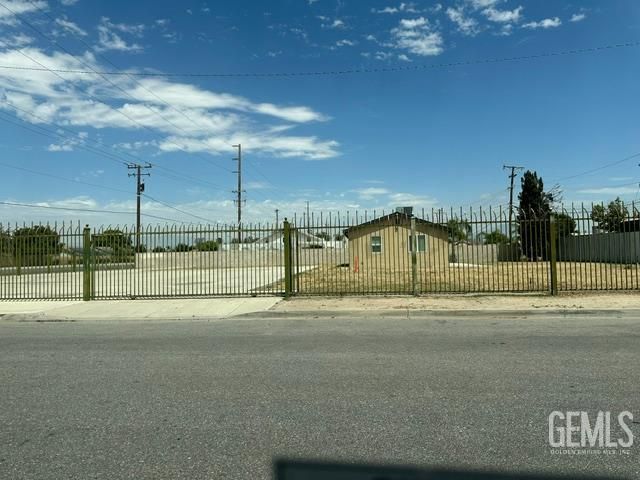 655 S Panama Lane, Bakersfield, CA 93307 Main Photo