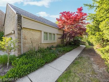 5000 Mirror Lake Court, West Bloomfield Twp, MI 48323