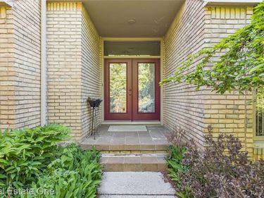 5000 Mirror Lake Court, West Bloomfield Twp, MI 48323