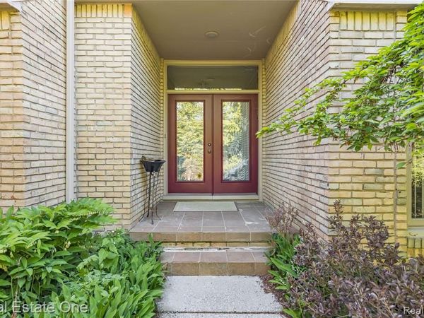 5000 Mirror Lake Court, West Bloomfield Twp, MI 48323
