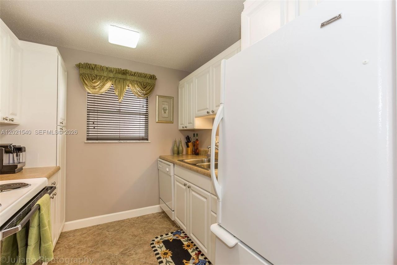 201 178th Dr , Unit 438, Sunny Isles Beach, FL 33160 Photo