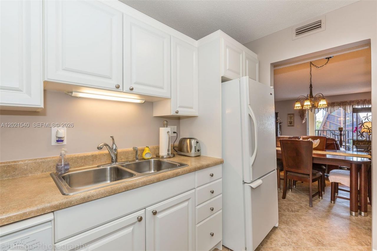 201 178th Dr , Unit 438, Sunny Isles Beach, FL 33160 Photo