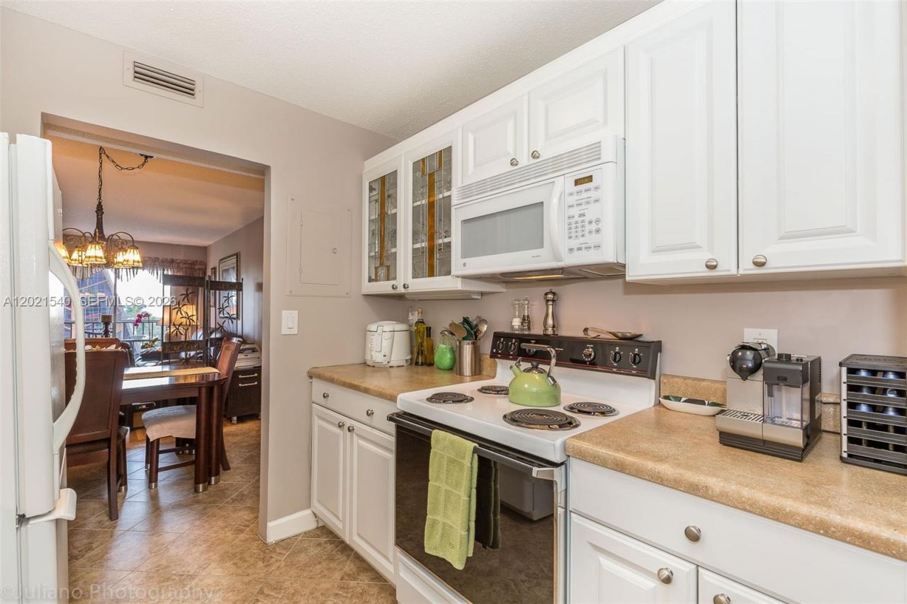 201 178th Dr , Unit 438, Sunny Isles Beach, FL 33160 Photo