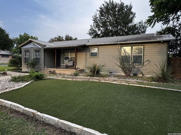 401 S JAMISON DR, Devine, TX 78016