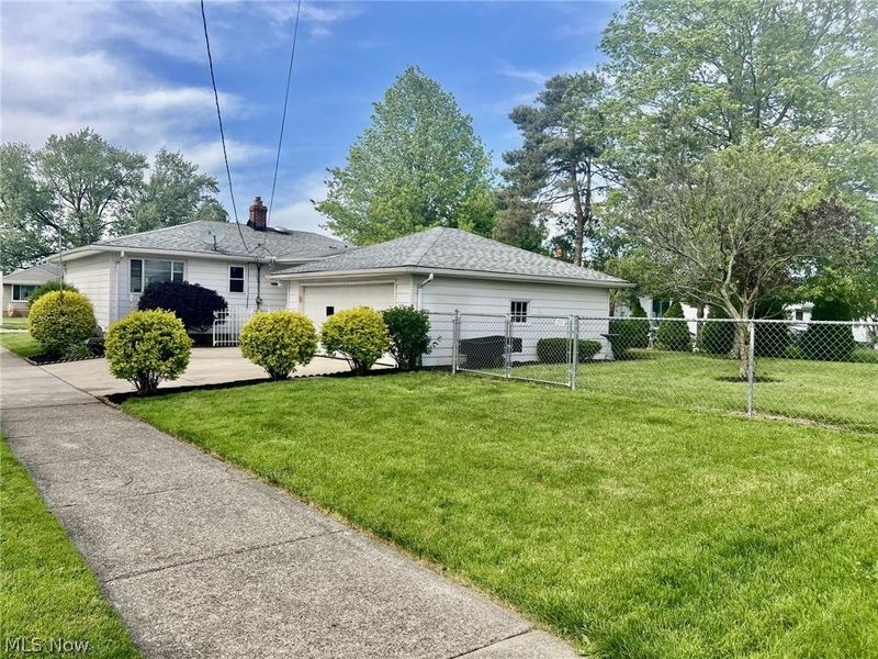 36 E Dartmoor Avenue , Seven Hills, OH 44131 Photo 2