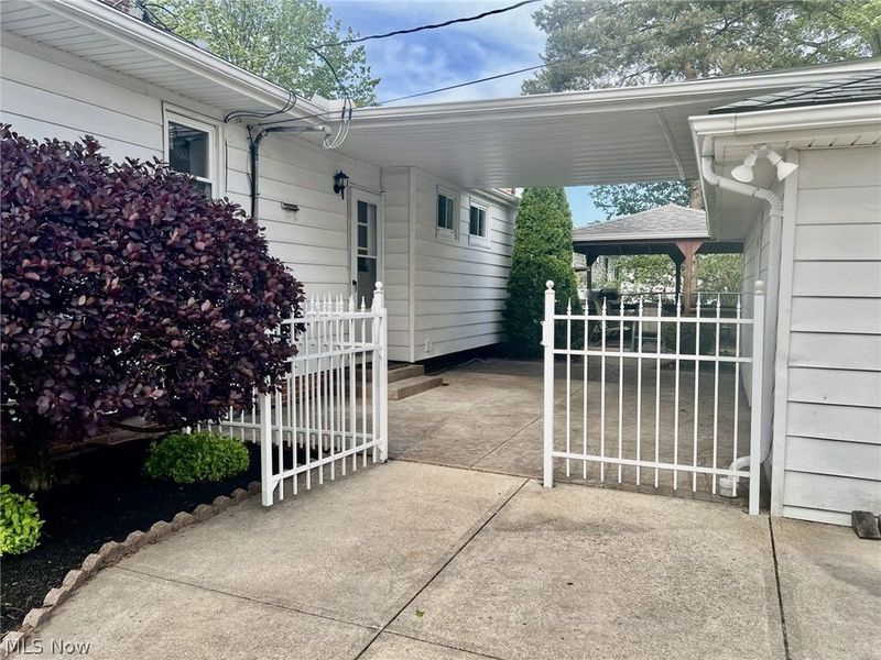36 E Dartmoor Avenue , Seven Hills, OH 44131 Photo 4