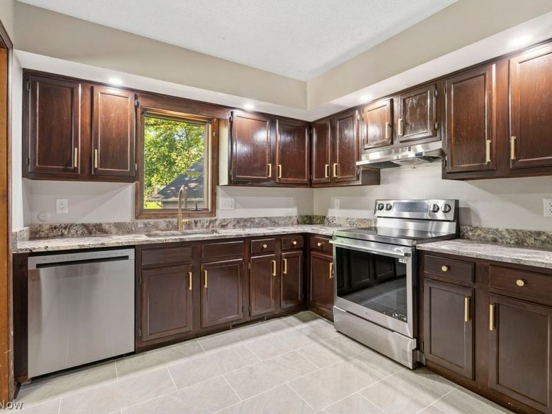 5460 Echodell Avenue NW, North Canton, OH 44720 Photo 2