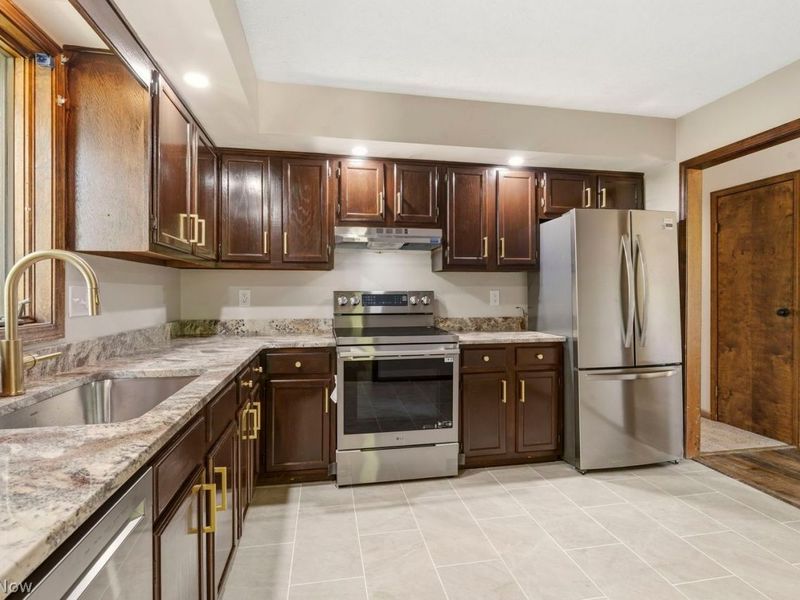 5460 Echodell Avenue NW, North Canton, OH 44720 Photo 3