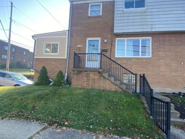 57 Seneca Dr , Pittsburgh, PA 15228