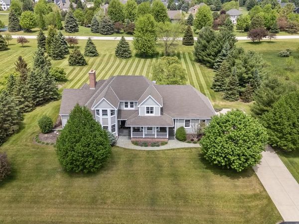 N61W29060 Parkside PLACE, Hartland, WI 53029