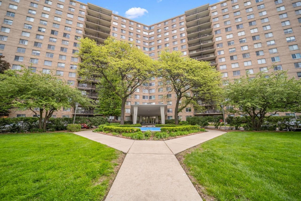 7033 N Kedzie Avenue, Unit 815, Chicago, IL 60645 Main Photo