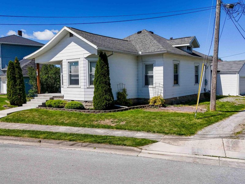 105 S Pine Street, Wapakoneta, OH 45895 Photo 2