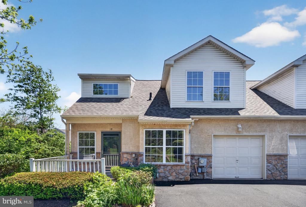 18 TRENT LANE , NORRISTOWN, PA 19401