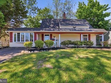 35 ROBIN HILL LANE, LEVITTOWN, PA 19055