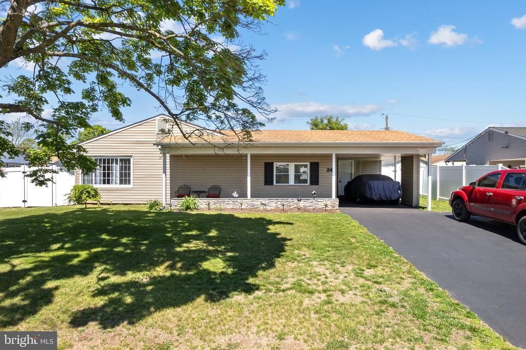 24 GARDEN LANE , LEVITTOWN, PA 19055