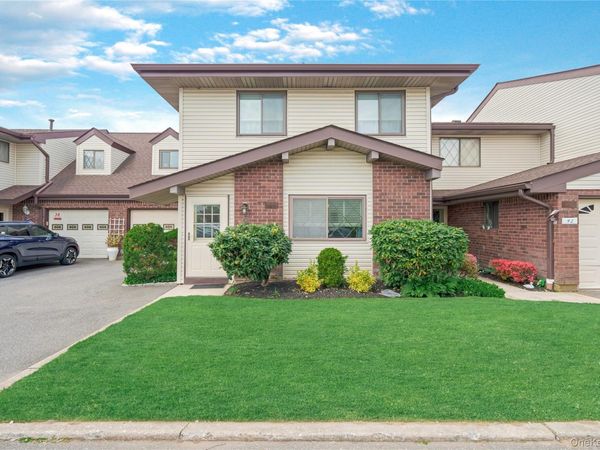 41 Cambridge Drive W, Copiague, NY 11726