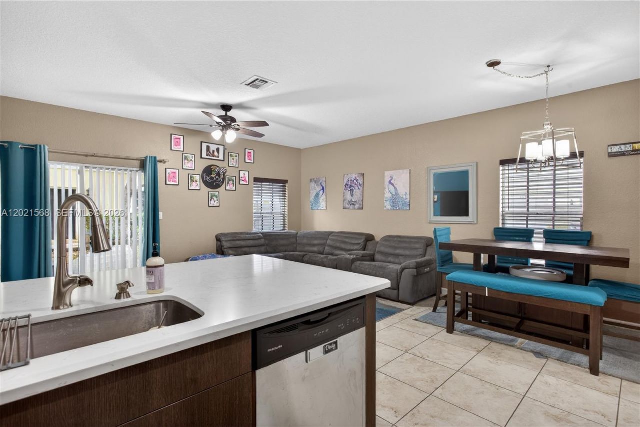 4044 NW 11th St, Unit 4044, Lauderhill, FL 33313 Photo
