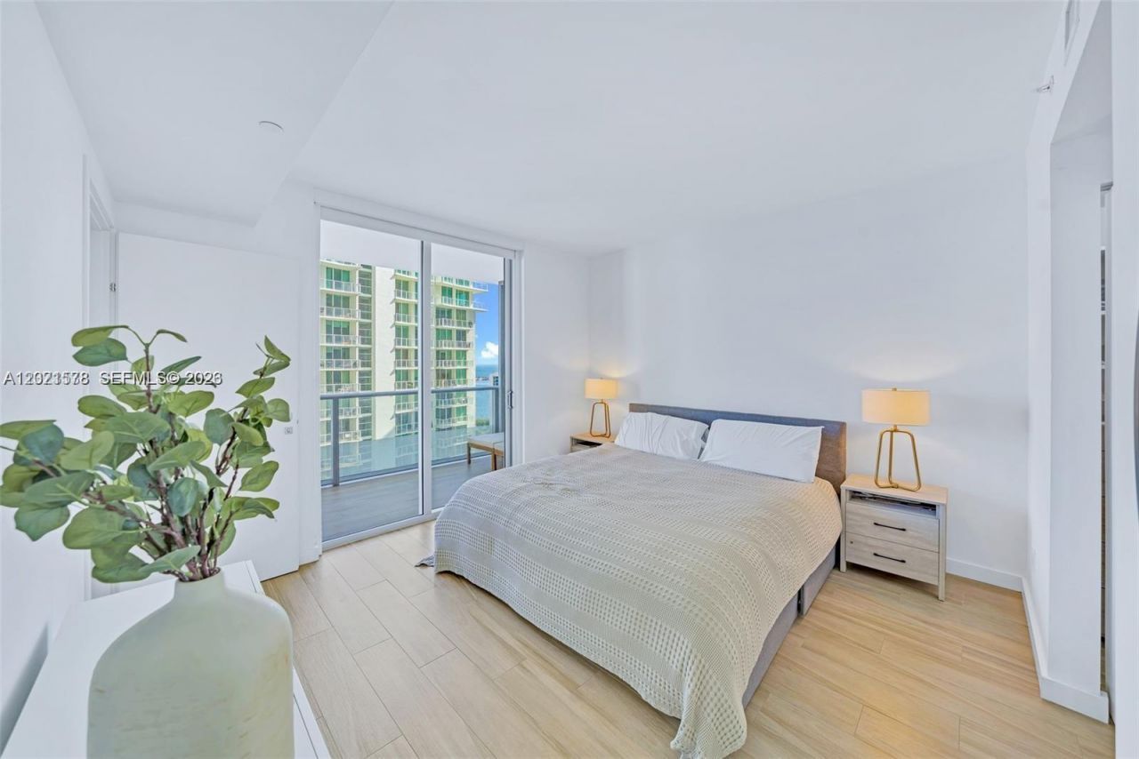 1300 Brickell Bay Dr, Unit 2104, Miami, FL 33131 Photo