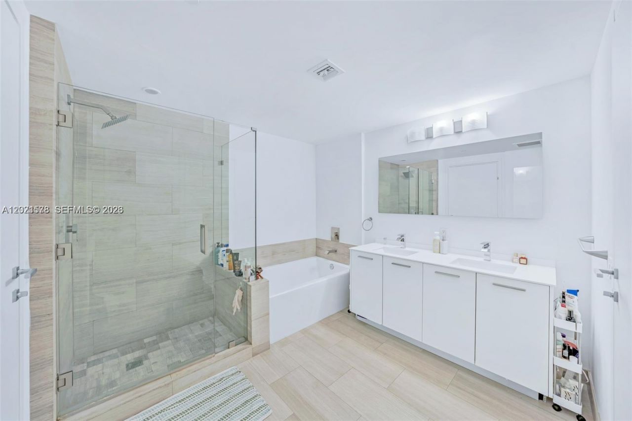 1300 Brickell Bay Dr, Unit 2104, Miami, FL 33131 Photo
