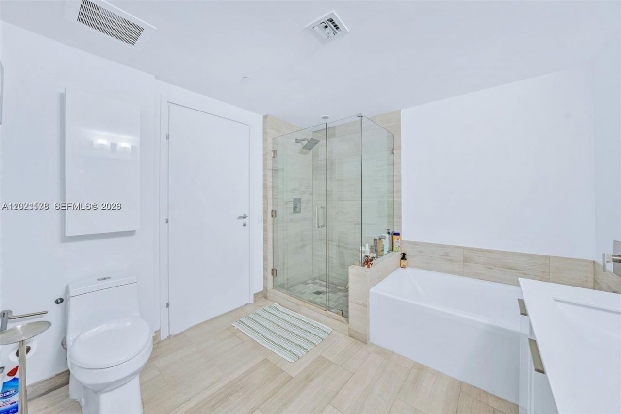 1300 Brickell Bay Dr, Unit 2104, Miami, FL 33131 Photo