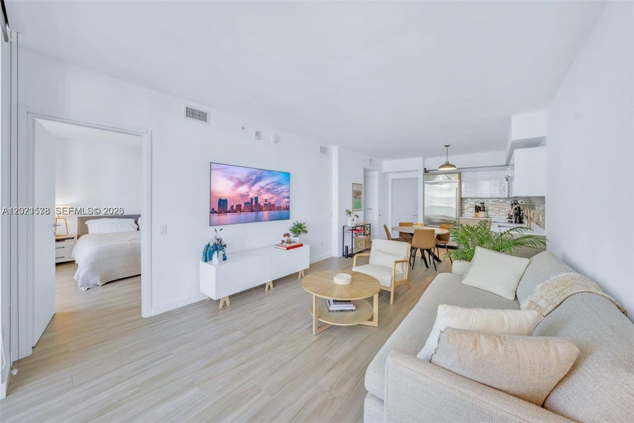 1300 Brickell Bay Dr, Unit 2104, Miami, FL 33131 Photo