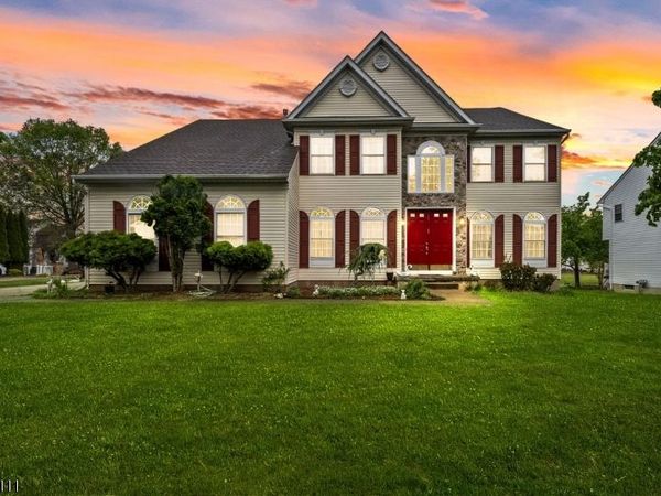 10 Julie Ct, Franklin, NJ 08873