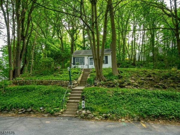 48 Vail Rd, Roxbury, NJ 07850