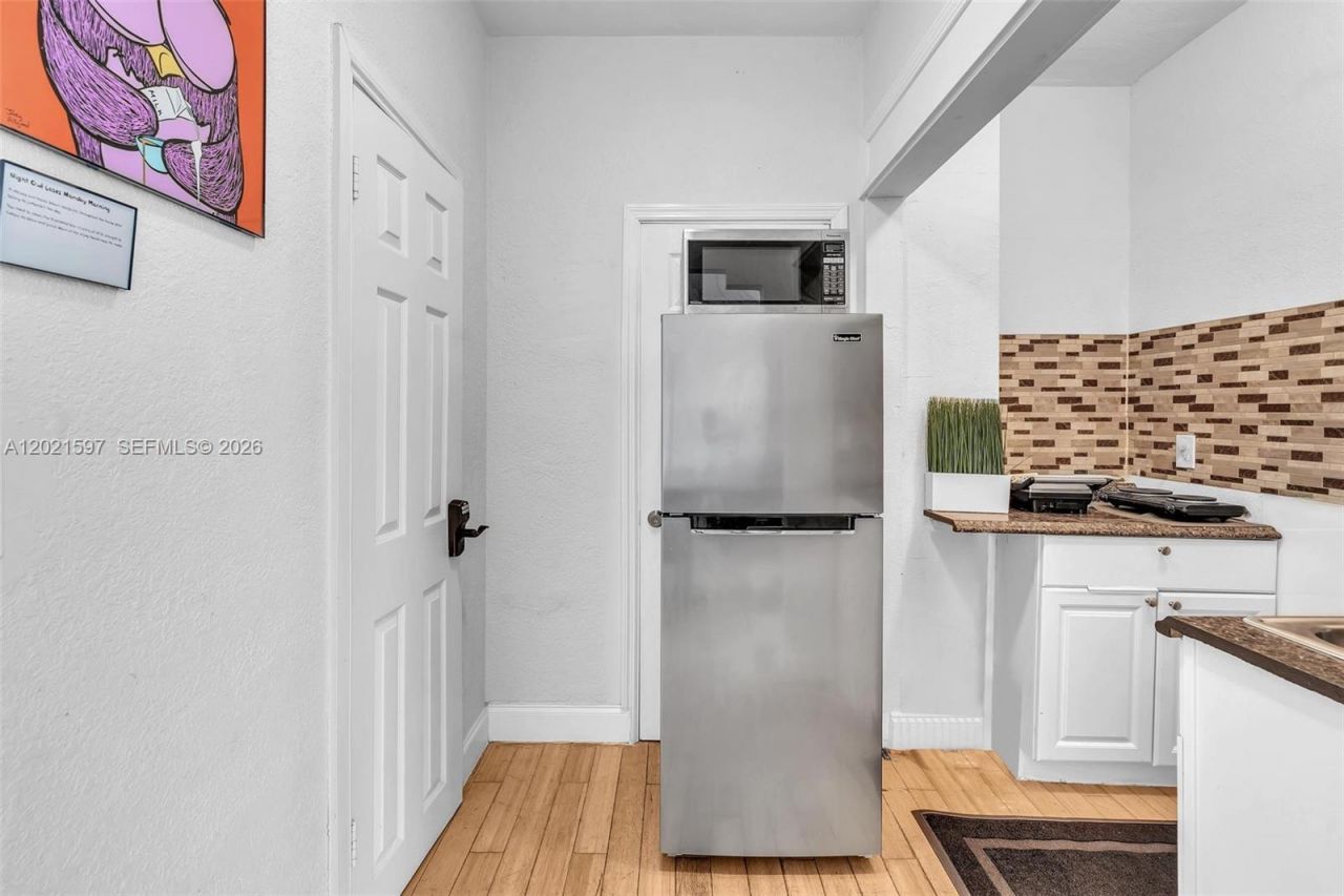 8415 Harding Ave, Unit 19, Miami Beach, FL 33141 Photo