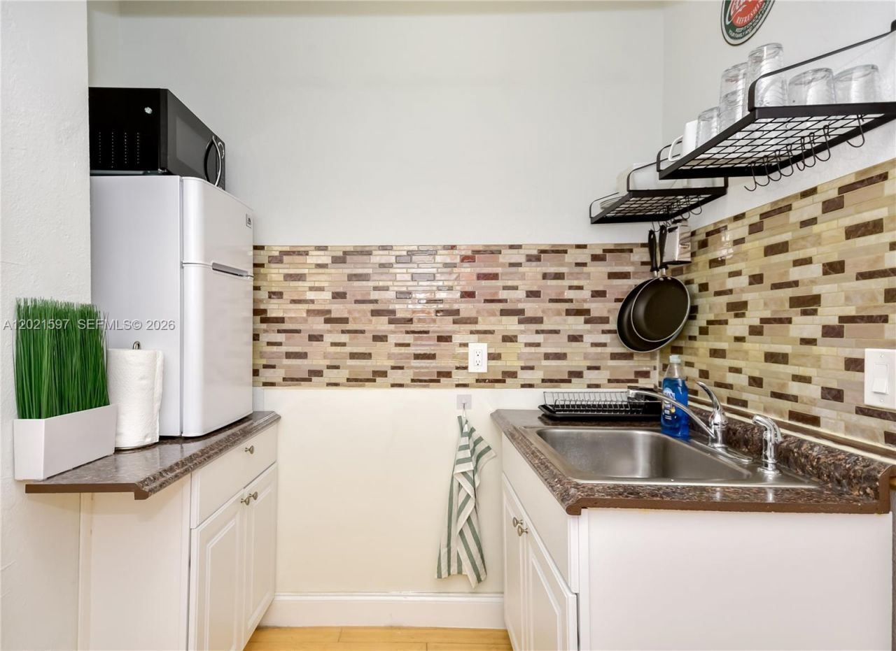 8415 Harding Ave , Unit 19, Miami Beach, FL 33141 Photo