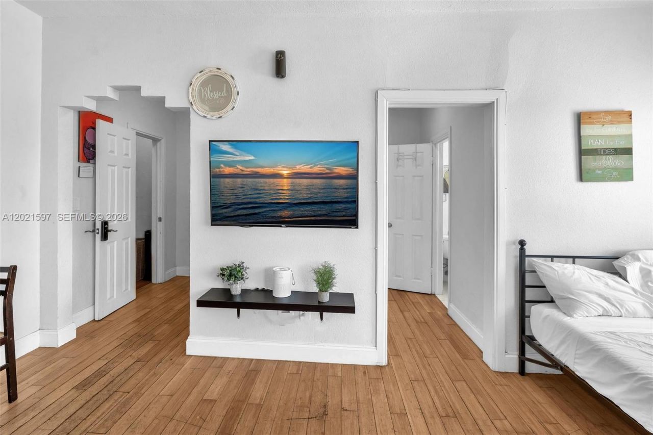 8415 Harding Ave, Unit 19, Miami Beach, FL 33141 Photo