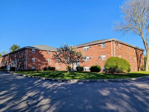 89 Pleasant St, Unit C1, Medfield, MA 02052