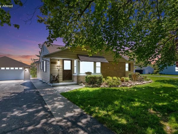 1712 Craftsman DRIVE, New Berlin, WI 53146