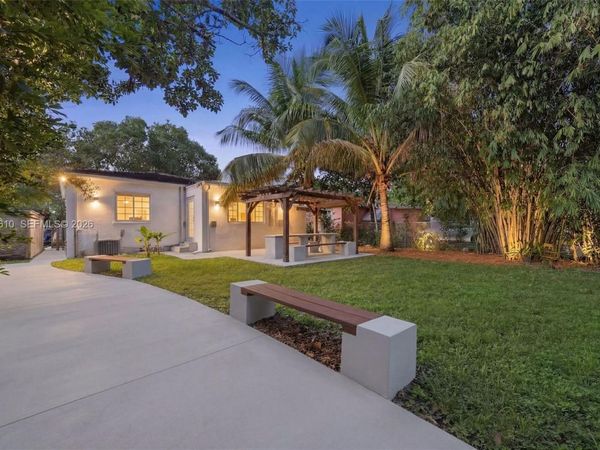 555 NE 73rd St , Miami, FL 33138