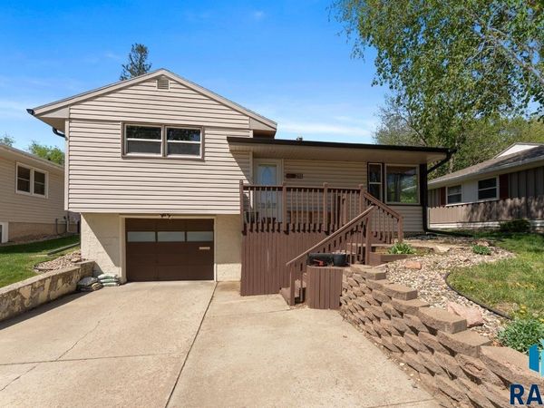 2113 S Wayland Ave, Sioux Falls, SD 57105