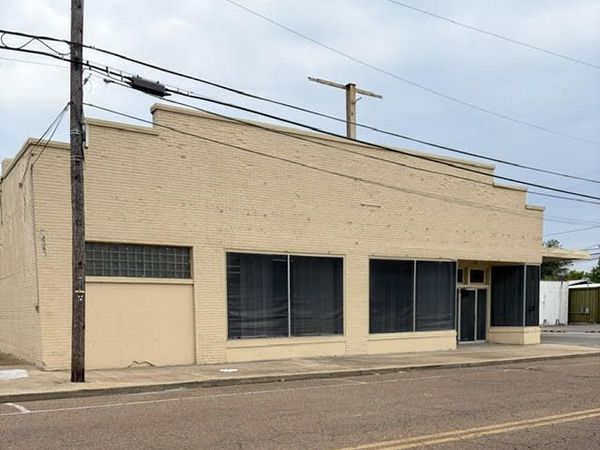 315 W Court Street , Dyersburg, TN 38024